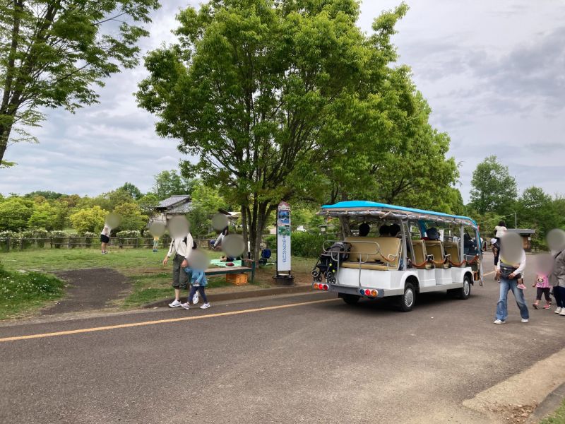 里山バスのりばで停車しているバス