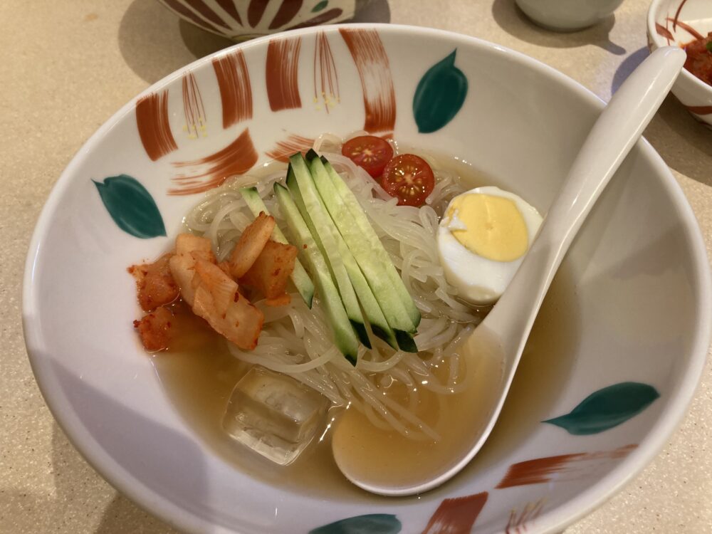 野菜が乗った冷麺