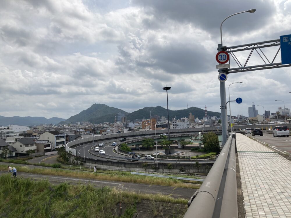 大縄場大橋の中間地点から見える広場