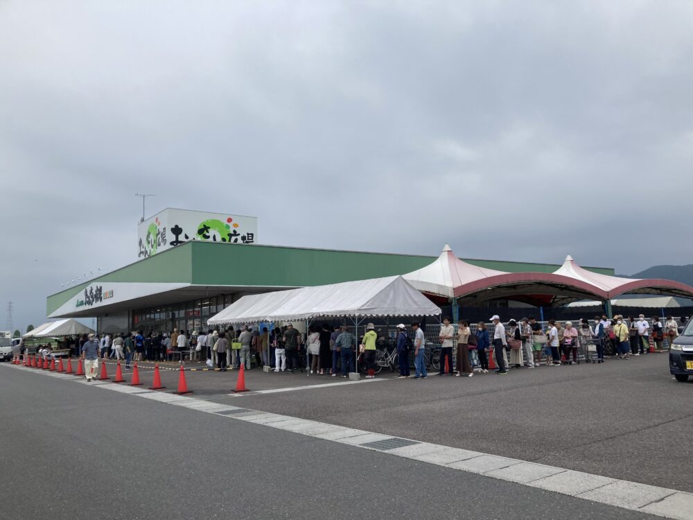 おんさい広場の開店前の長蛇の列