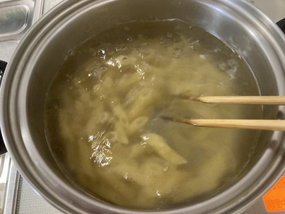 たっぷりのお湯で茹でているペンネ