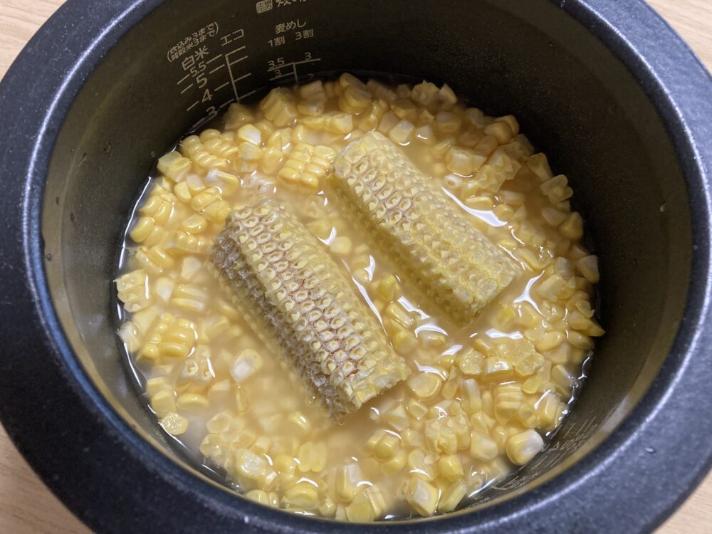 炊飯器にとうもろこしの芯と実