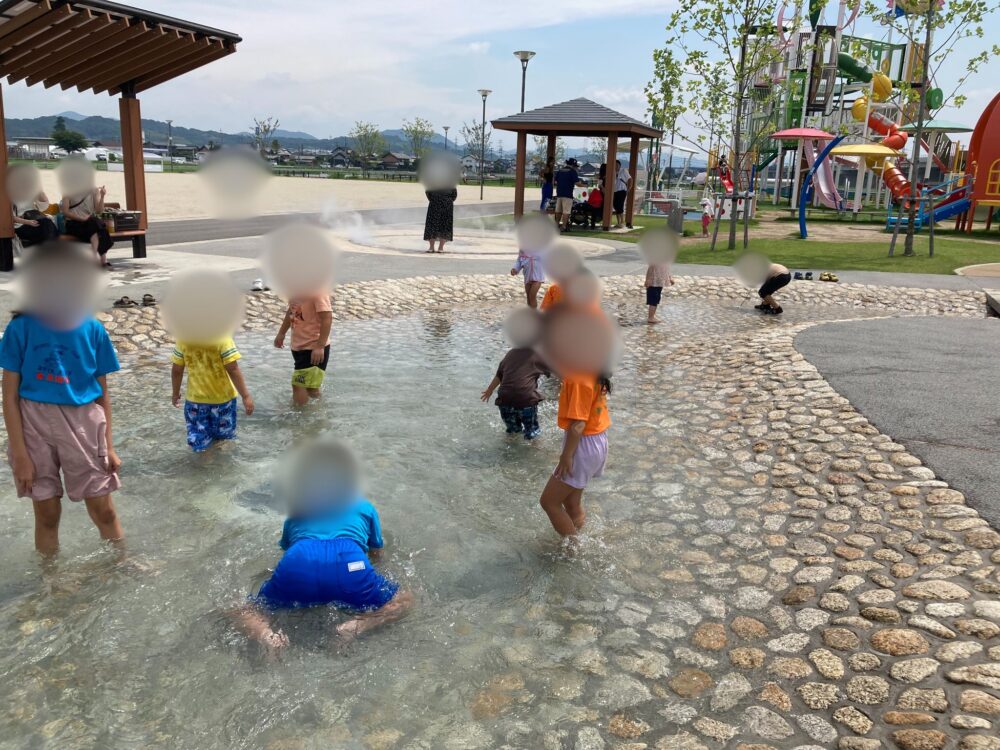 せせらぎ水路ではしゃぐ子どもたち