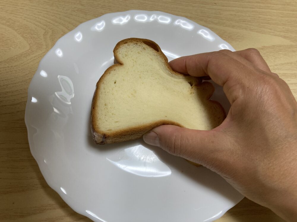 手で押さえている米粉食パン