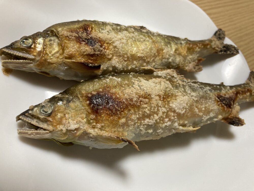 2匹の鮎の塩焼き