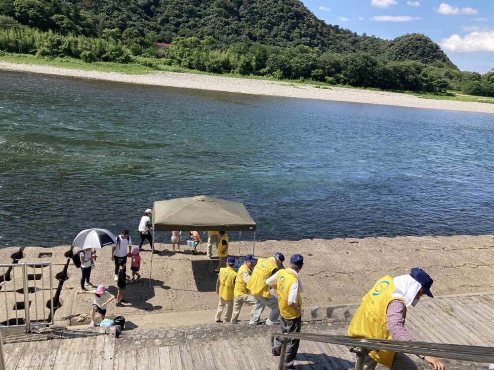 長良川沿いの鮎の放流体験の場所