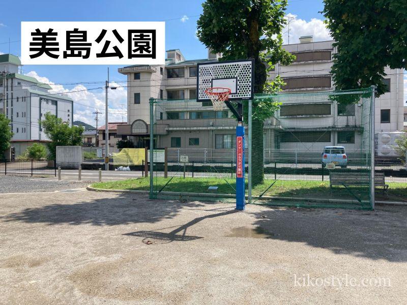 雨が降った後の美島公園のバスケットゴールコート