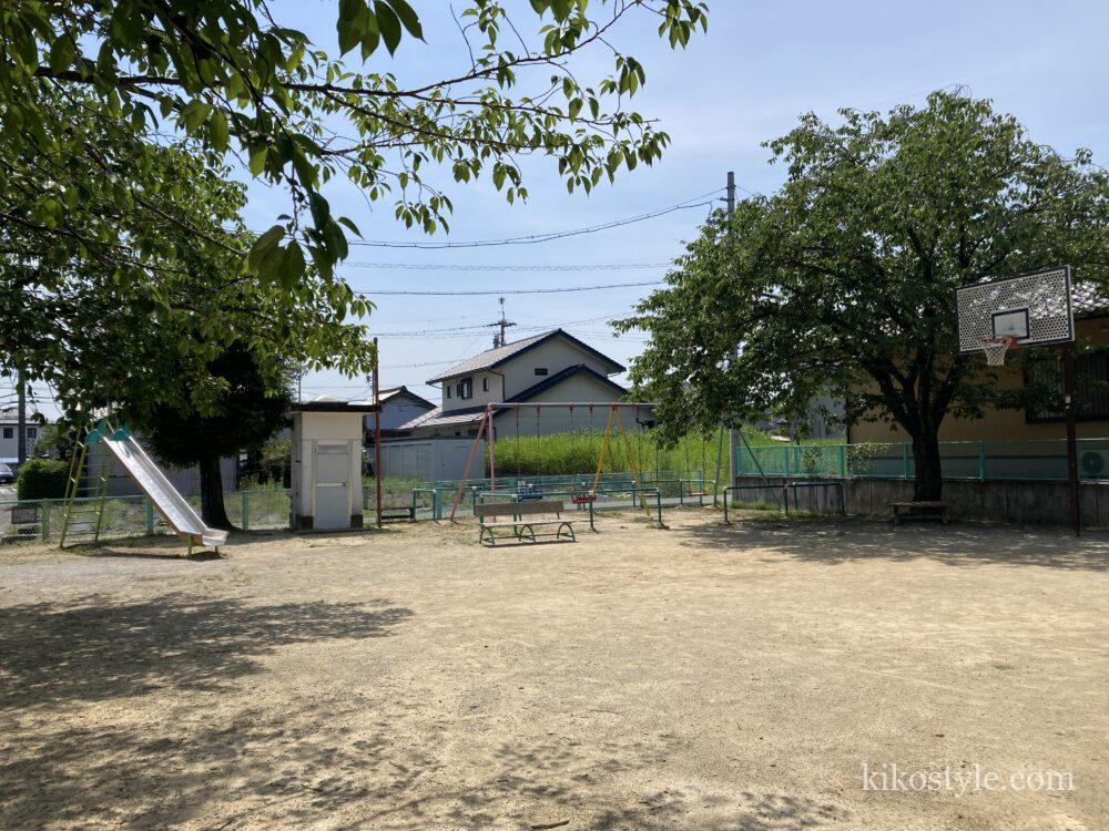 下奈良公園の遊具とバスケットゴール