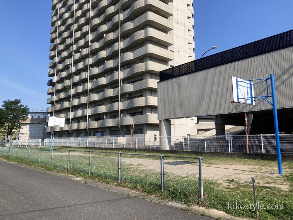 桜木町公園と公園の裏にあるマンション