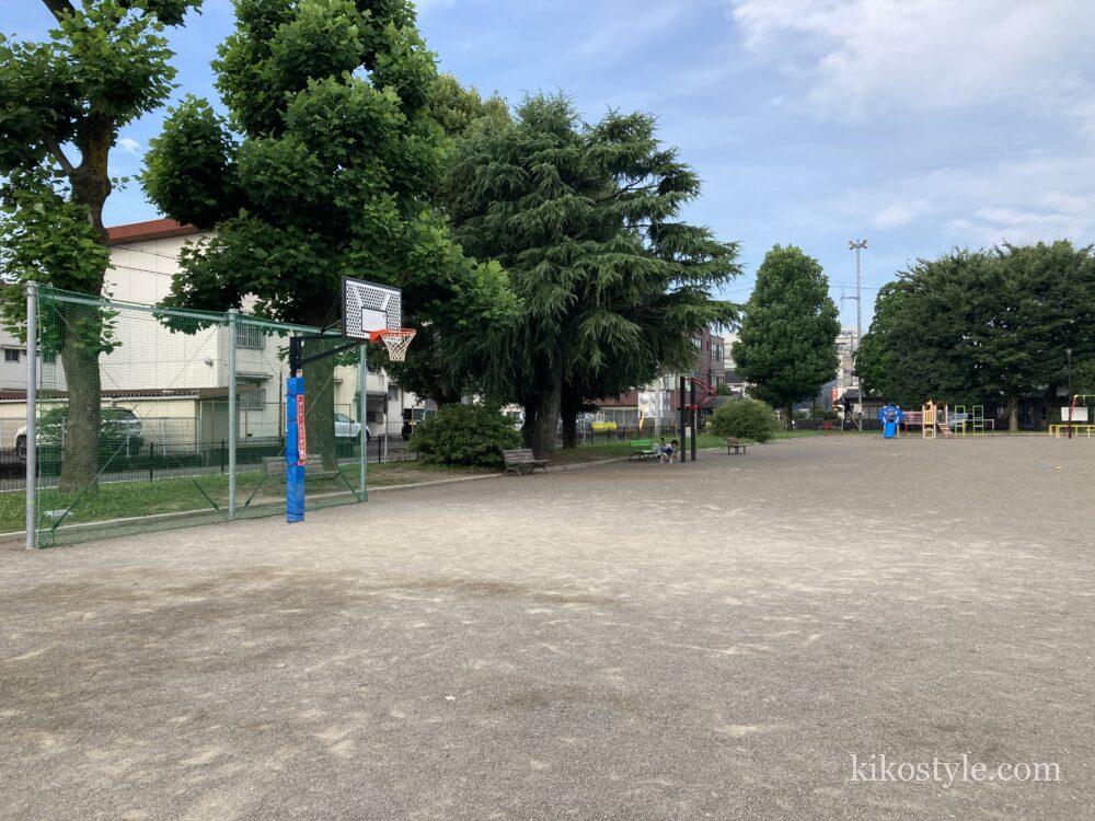 美島公園の斜め前から撮ったバスケットゴール