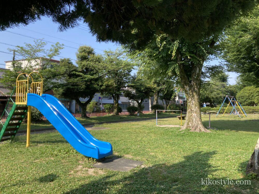 本荘公園のすべり台とブランコ