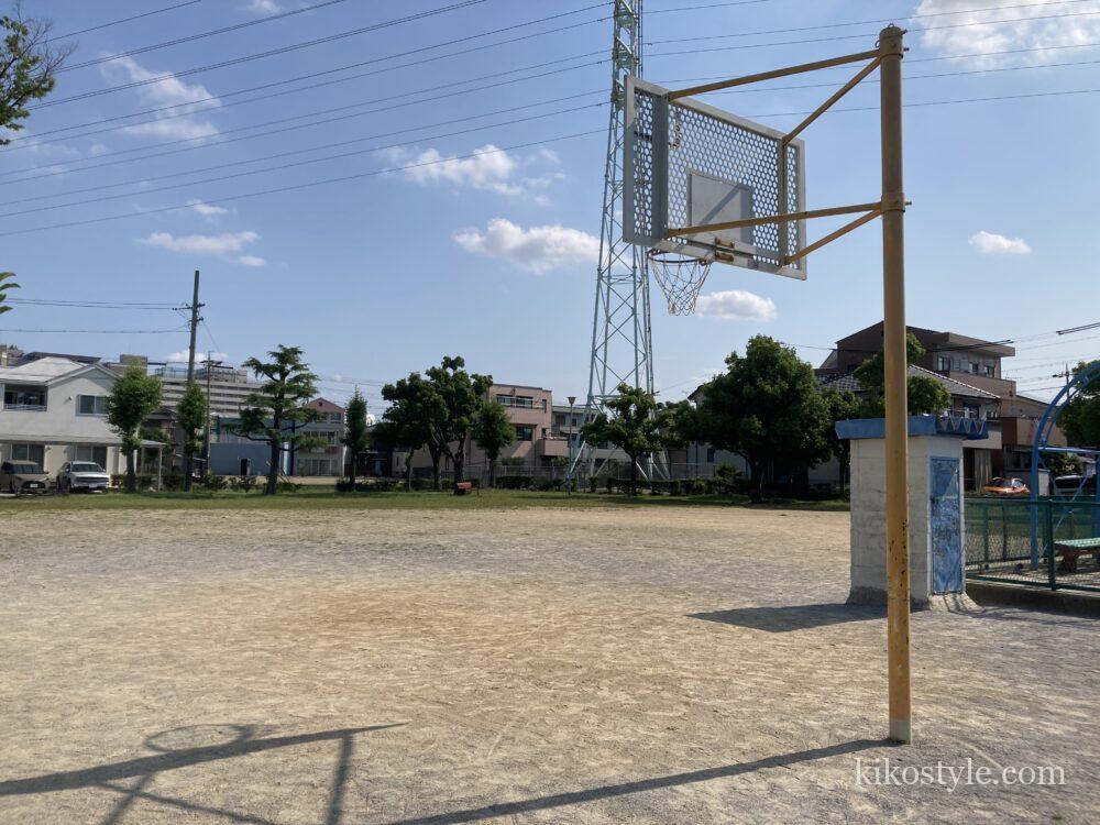 本荘西公園の斜め後ろから撮ったバスケットゴール