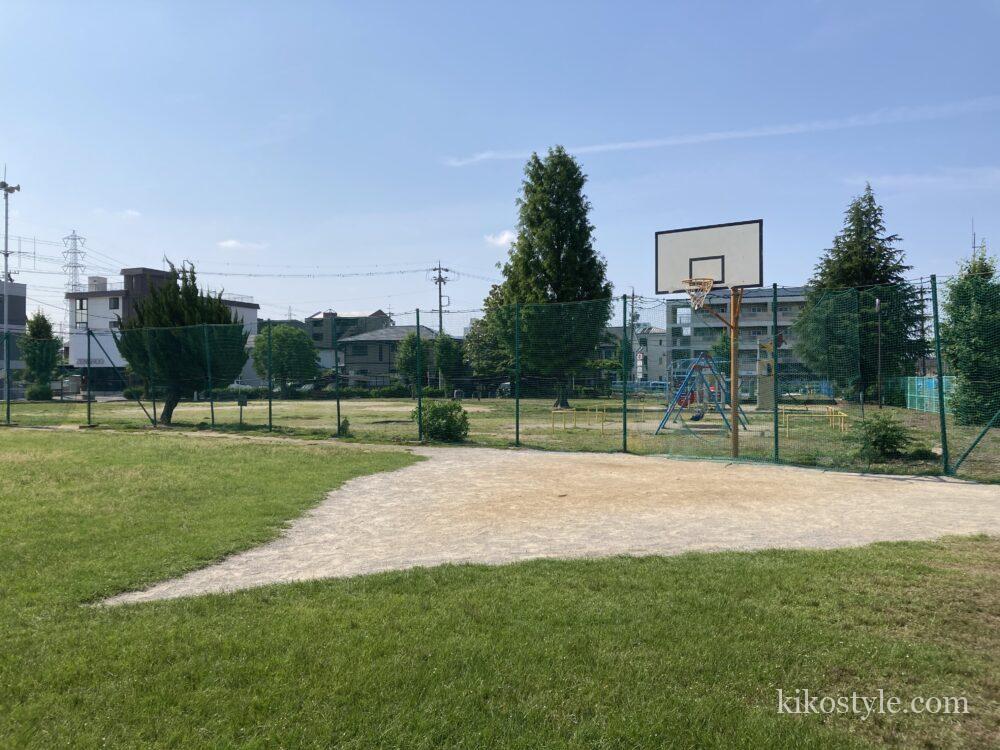 柳森公園の斜め前から撮ったバスケットゴール