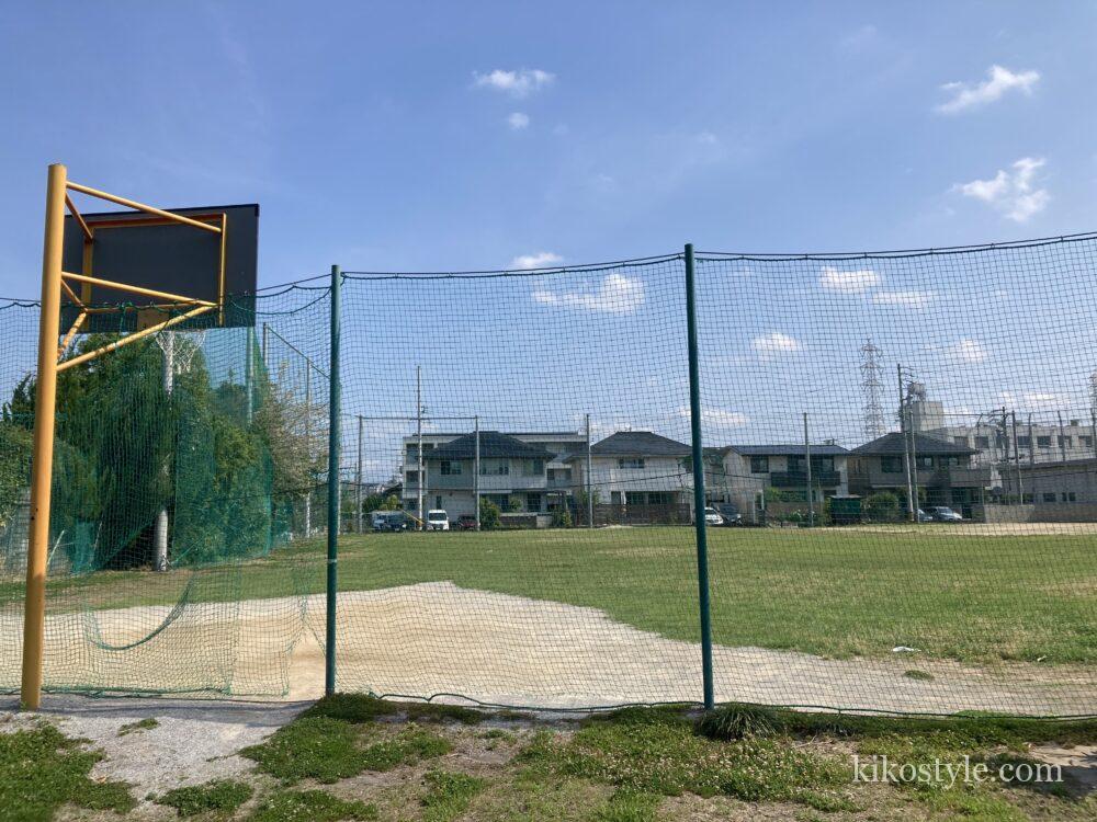 柳森公園の斜め後ろから撮ったバスケットゴール