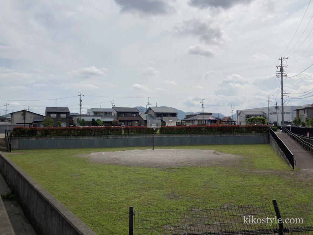 新田中央公園のバスケットゴールコート全体の写真