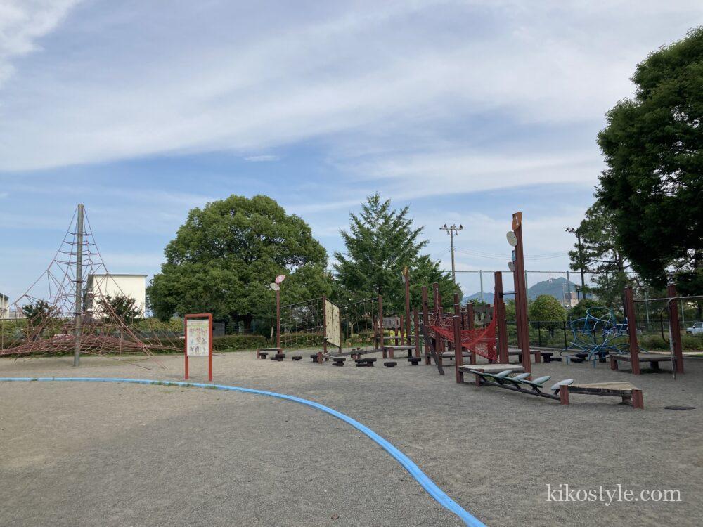 長良公園の砂場とネット遊具